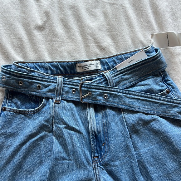 NWT Abercrombie | The Loose Short | Size 24 - Picture 2 of 3